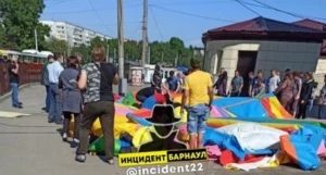 В Барнауле взмыл вверх надувной батут. 