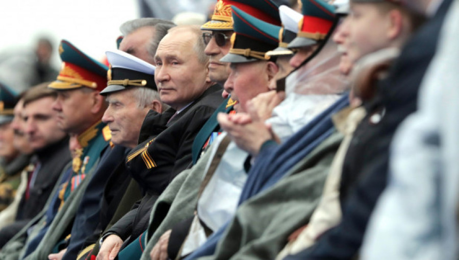 Ветераны и Владимир Путин на параде Победы, 9 мая 2021.