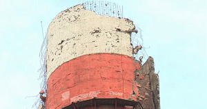 Разрушенная труба на ТЭЦ-2 Барнаула.