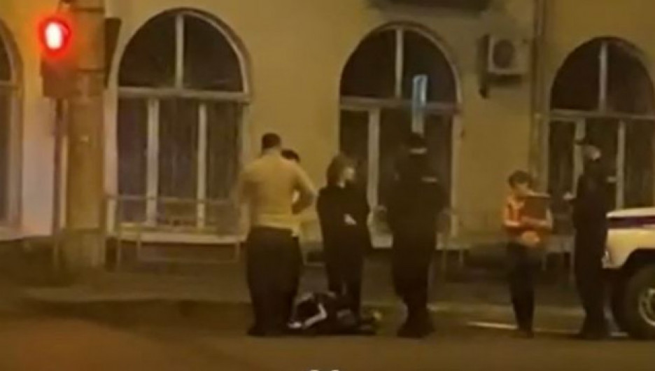 В Барнауле ночью пешеход пострадал под колесами авто 