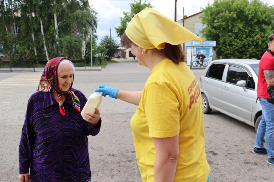 Алтайские справедливороссы в Ключах раздали 100 литров молока.