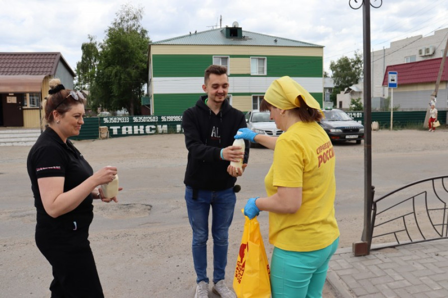 Алтайские справедливороссы в Ключах раздали 100 литров молока.