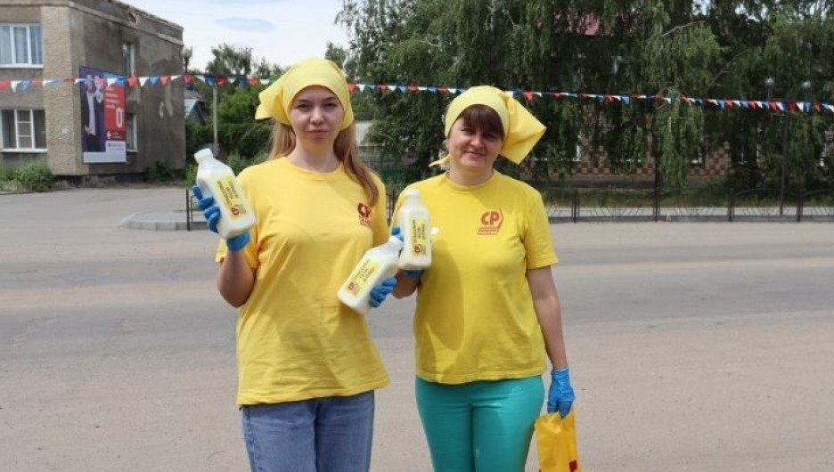 Алтайские справедливороссы в Ключах раздали 100 литров молока.