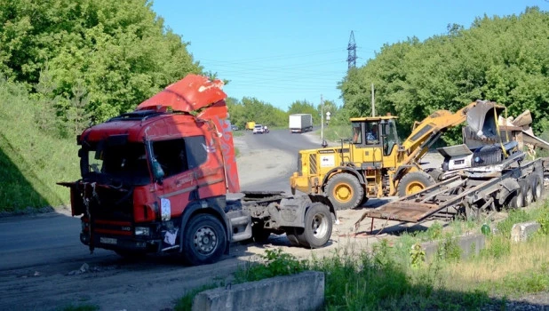 В Бийске перевернулась фура с алкоголем.