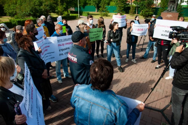 В Барнауле прошел митинг дольщиков ЖК "Парковый".