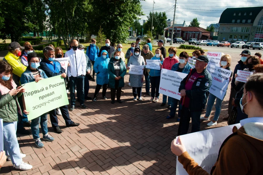 В Барнауле прошел митинг дольщиков ЖК &quot;Парковый&quot;.