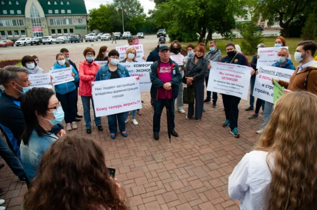 В Барнауле прошел митинг дольщиков ЖК "Парковый".