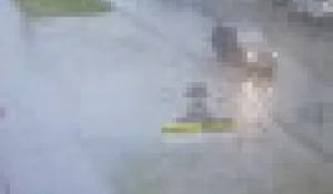 В Барнауле водитель Lada Granta протаранил две машины и скрылся с места ДТП.