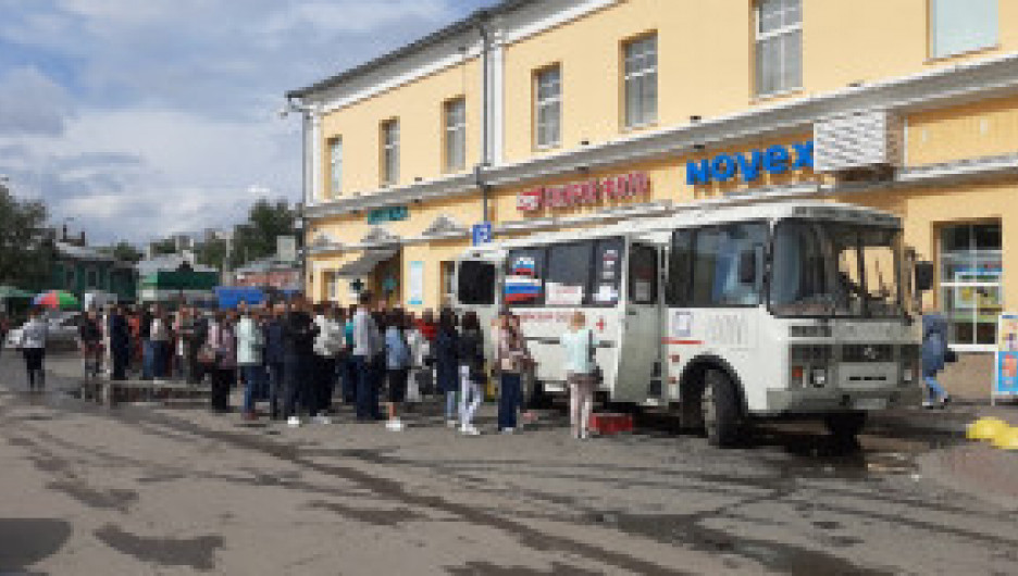 Барнаульцы выстраиваются в очереди на улицах, чтобы вакцинироваться от коронавируса