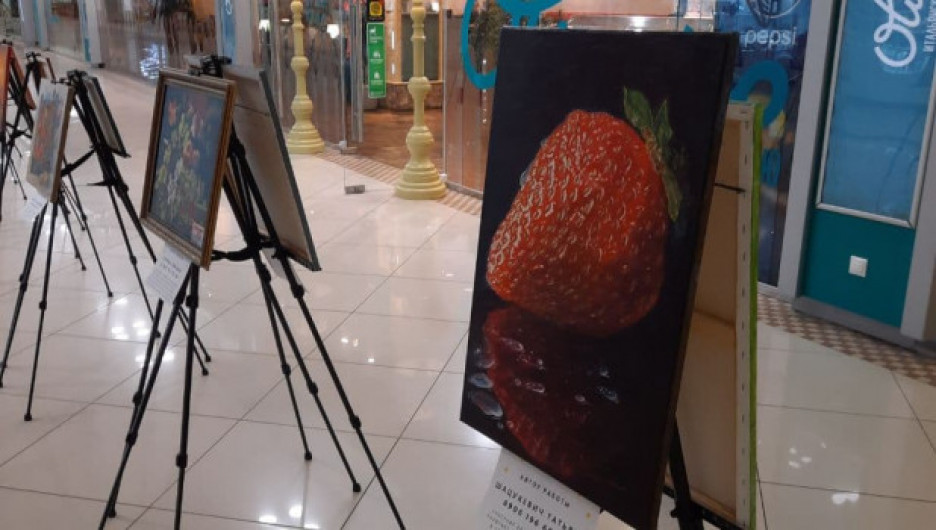 В барнаульском торговом центре открыли женскую выставку натуралистичных картин