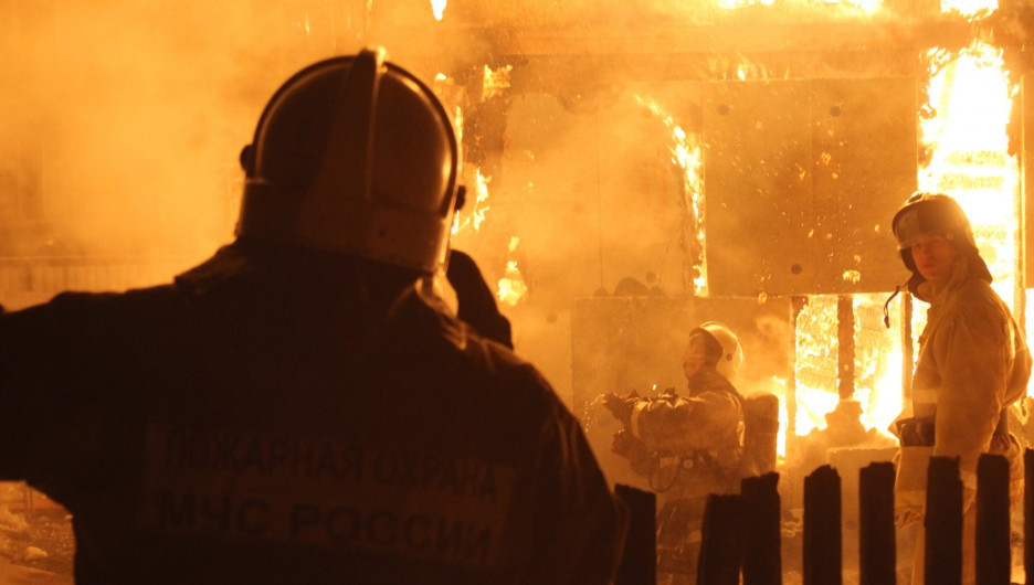 Алтайские пожарные спасли детей, стоявших на подоконнике в загоревшемся доме