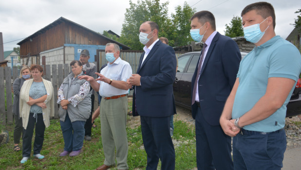 Встреча депутата Госдумы Ивана Лоора с жителями Барнаула.