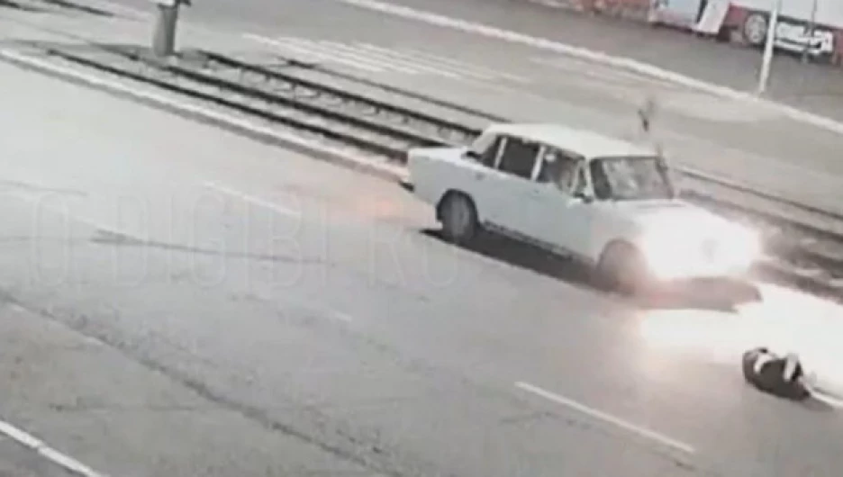 В сети появилось видео жуткой аварии с пешеходом в Бийске