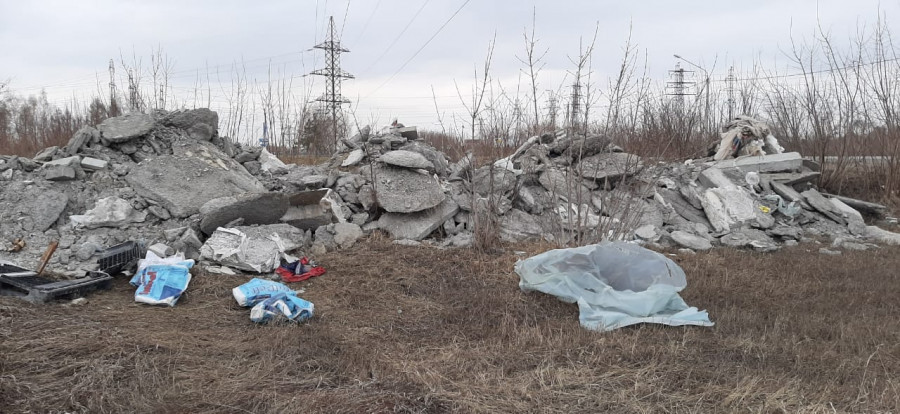 Несанкционированные свалки строительного мусора на ул. Трактовой в Барнауле.