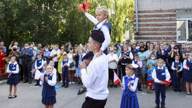 Первое сентября. Школа.