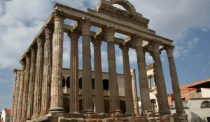 Храм Артемиды - одно из семи чудес античного мира.