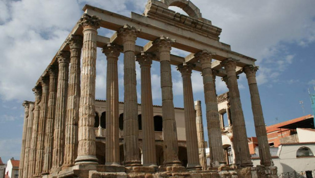 Храм Артемиды - одно из семи чудес античного мира.
