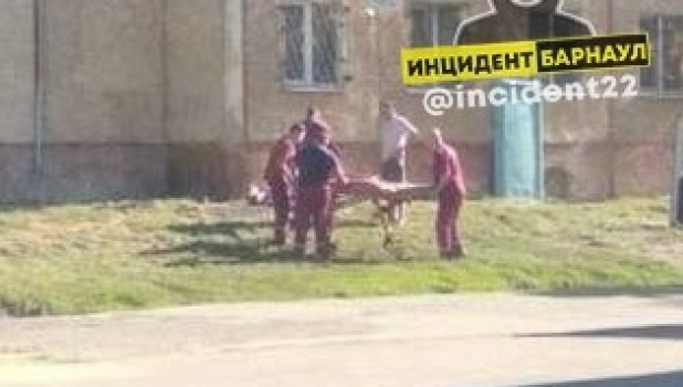 Женщина выпала из окна в Барнауле.