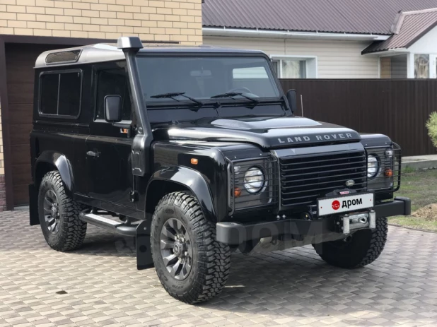 Land Rover Defender (2013 год) за 2,9 млн рублей.