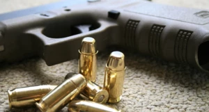 Пистолет, оружие.