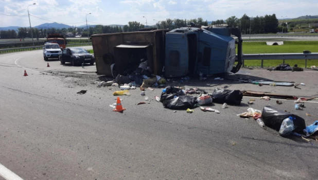 Грузовик опрокинулся в Республике Алтай.