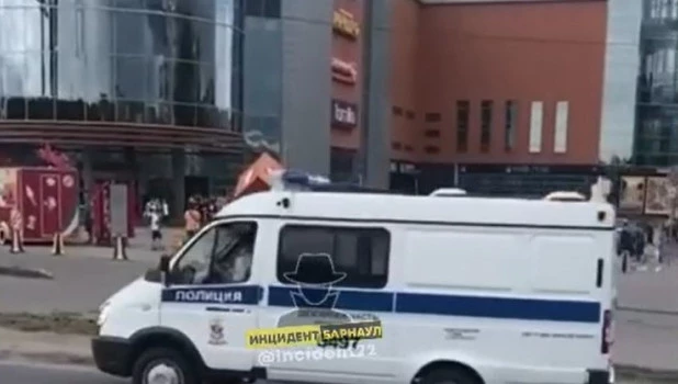 Полиция около ТЦ "Пионер".