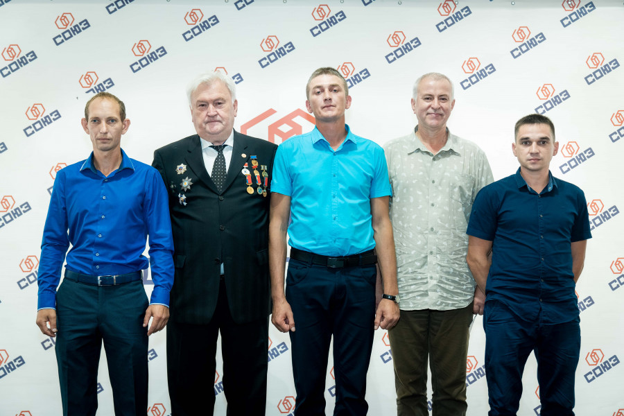 Дмитрий Смагин (крайний слева), Александр Акимов (крайний справа). 