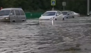 Очередной потоп на ул. Попова в Барнауле.