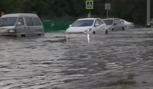 Очередной потоп на ул. Попова в Барнауле.