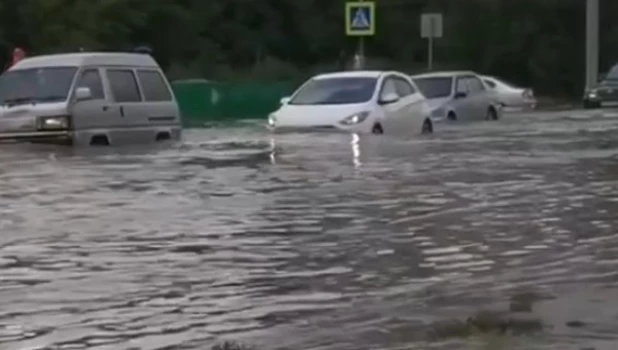 Очередной потоп на ул. Попова в Барнауле.