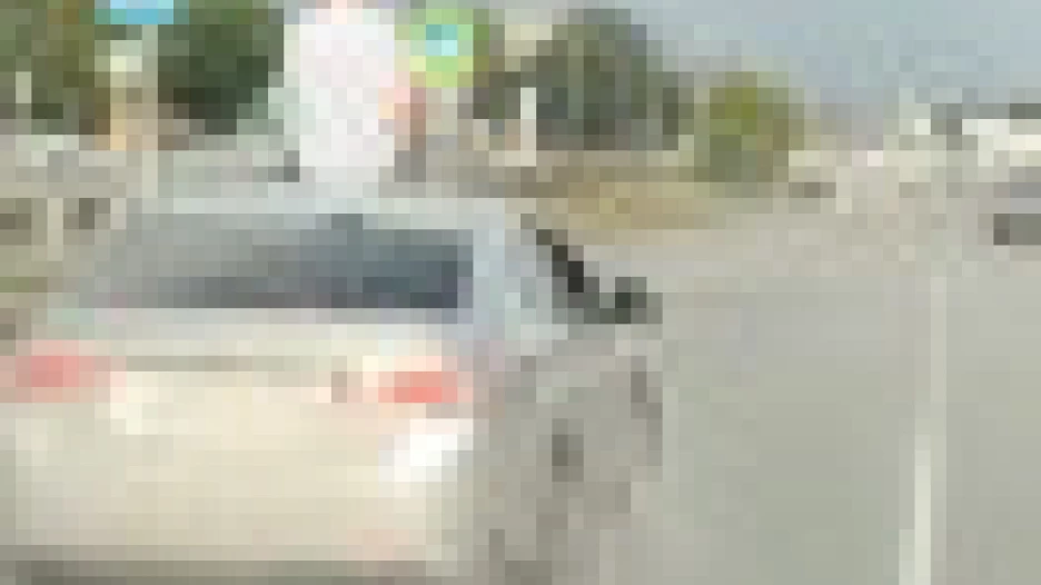 Девушка на крыше авто.