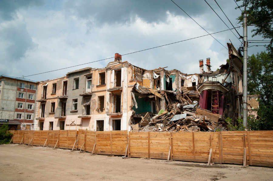 Развалины рухнувшего Дома под шпилем в Рубцовске.