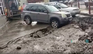 В Барнауле провалился асфальт.