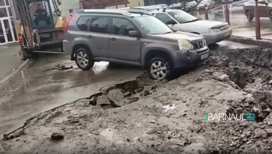 Асфальт рухнул под машиной после ремонта теплосетей в Барнауле