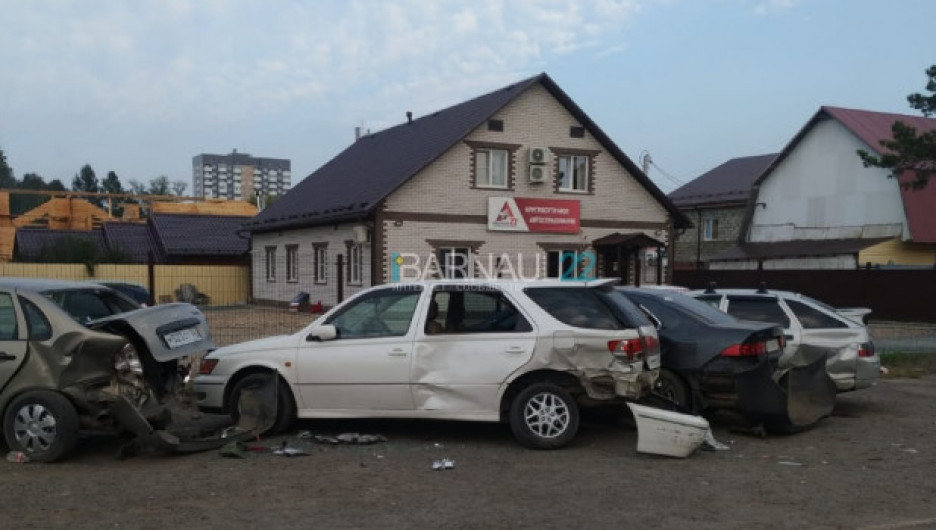 Барнаулец устроил эпичную массовую аварию на парковке управления ГИБДД 