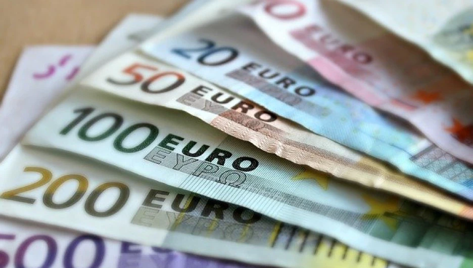 Евросоюз отключил от SWIFT семь российских банков и запретил продавать евро в Россию