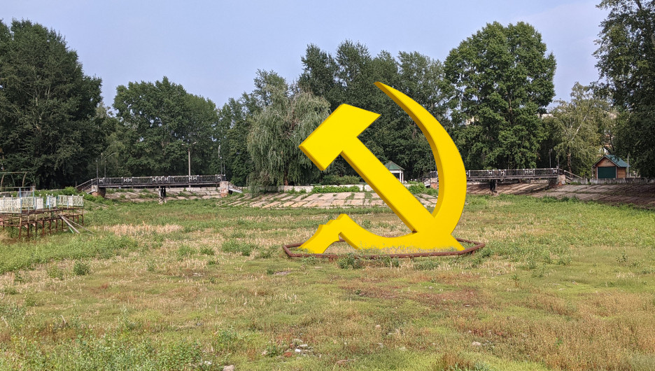 Символы СССР в парке "Изумрудный".