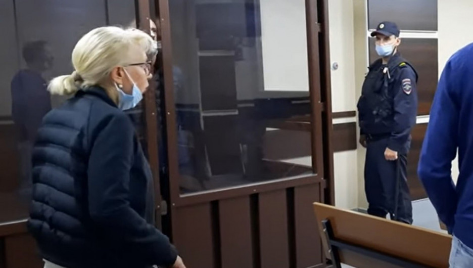 Жену и сына бывшего вице-мэра Барнаула будут судить за оскорбление судьи и неуважение