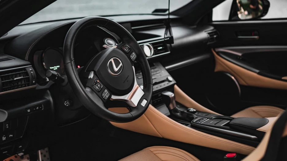 За рулем Lexus.