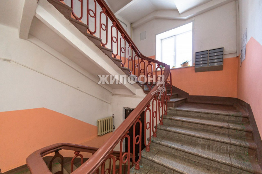 В Барнауле за 7,8 млн рублей продается квартира в доме с мозаикой &quot;Небо Родины&quot;.