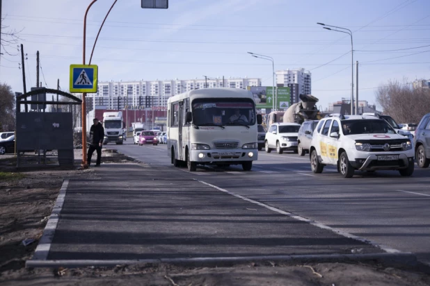 В Барнауле расширили проезжую часть на ул. Власихинская в районе ТЦ "Волна".