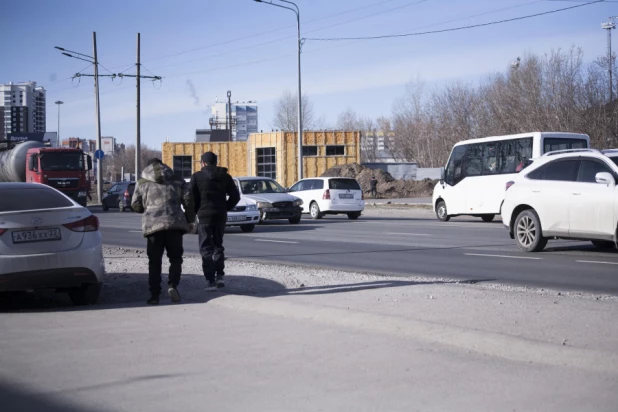 В Барнауле расширили проезжую часть на ул. Власихинская в районе ТЦ "Волна".