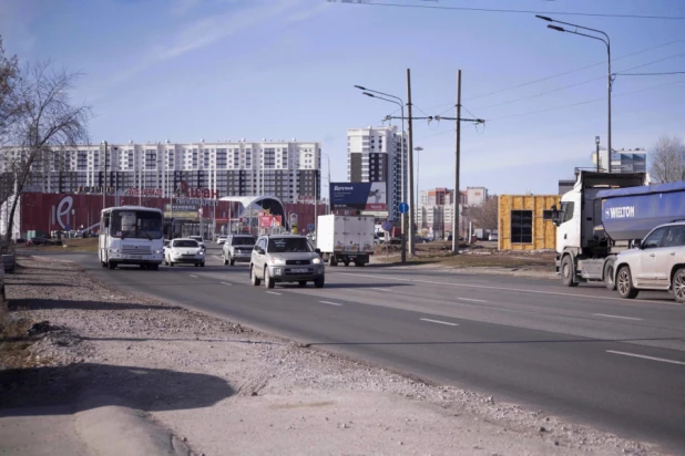 В Барнауле расширили проезжую часть на ул. Власихинская в районе ТЦ "Волна".