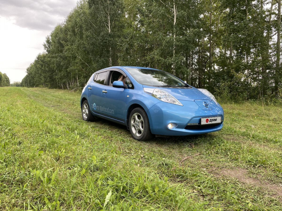 В краевой столице за 525 тыс. рублей продают Nissan Leaf небесно-голубого цвета.