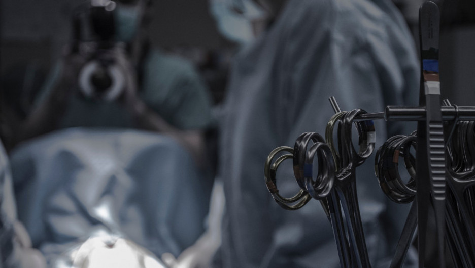 Сибирские врачи успешно провели уникальную операцию на открытом бьющемся сердце