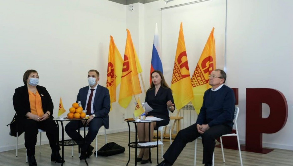 В Барнауле «Справедливая Россия - За правду» отметила 15-летие партии обсуждением важных задач