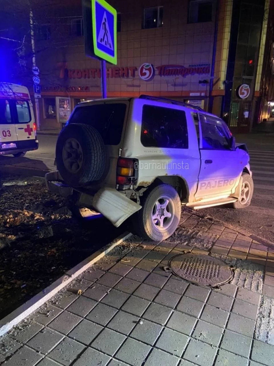 Спасателям пришлось вскрывать искореженный после ДТП автомобиль в центре  Барнаула