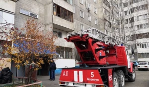 В многоэтажке загорелся щиток.