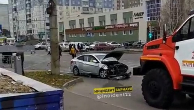 Авария на перекрестке ул. Шумакова и Балтийская в Барнауле.