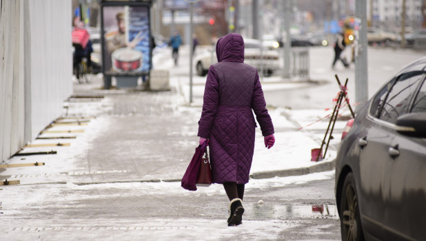 Снег и гололед в Барнауле.
